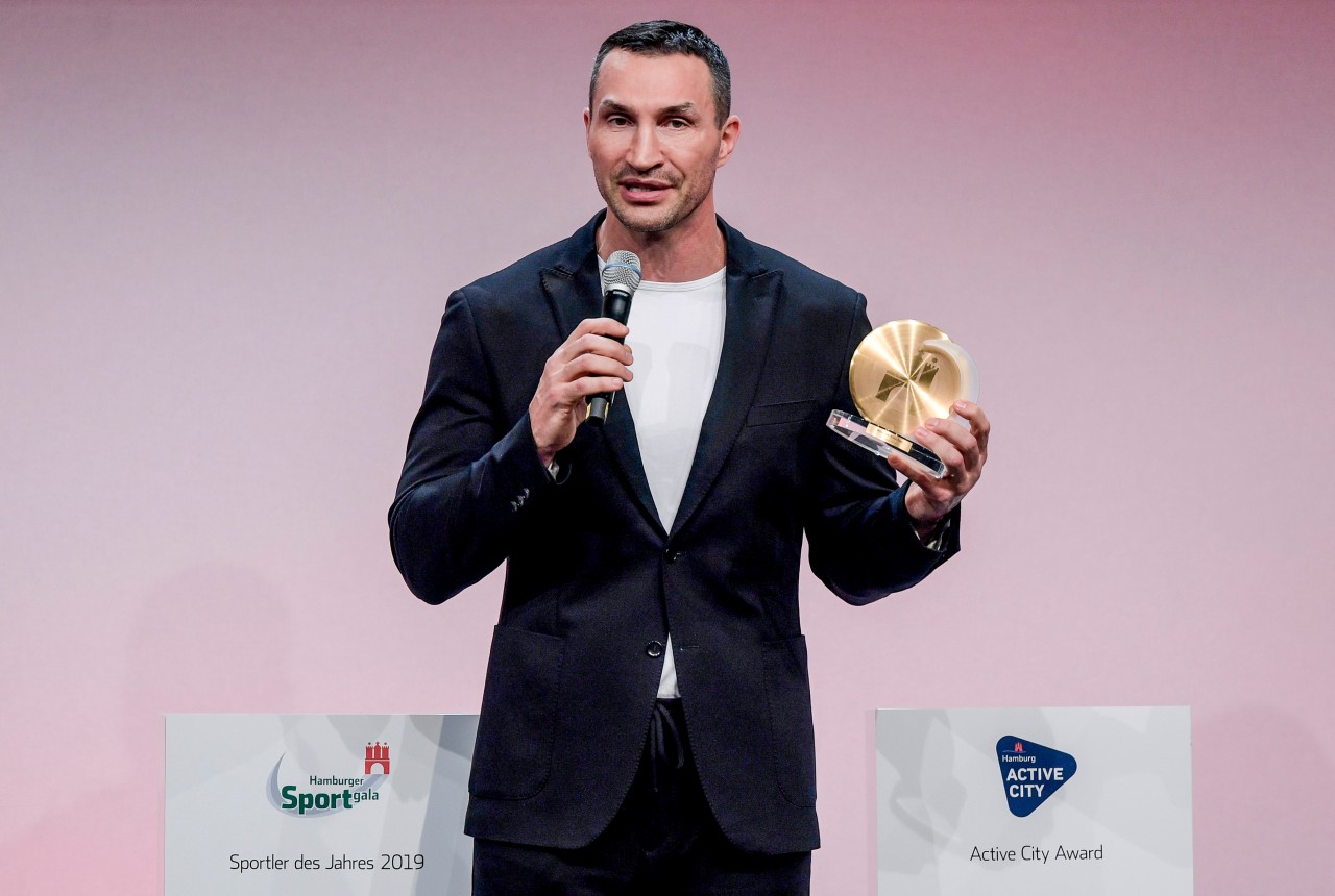 Der Boxer Wladimir Klitschko bedankt sich nach dem Erhalt des Ehrenpreises bei der Hamburg-Sportgala.