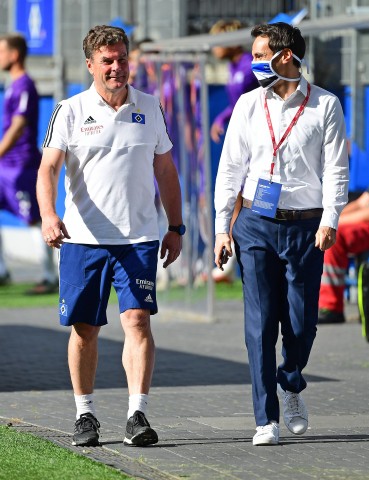 HSV-Pressesprecher Philipp Langer (r.) hier im Bild mit dem ehemaligen HSV-Trainer Dieter Hecking (l.)