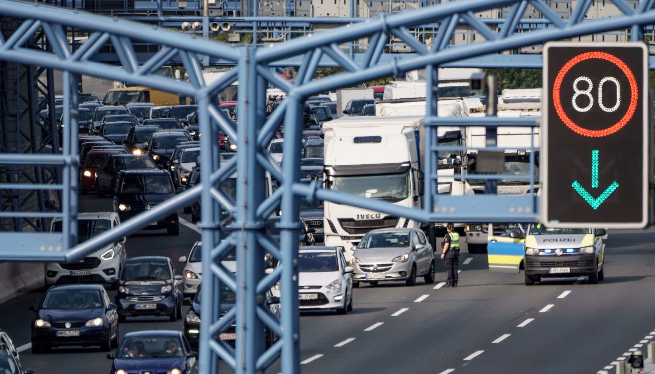 Fahrzeuge stauen sich auf der Autobahn A7 in Hamburg Schnelsen in Richtung Süden vor dem Elbtunnel.
