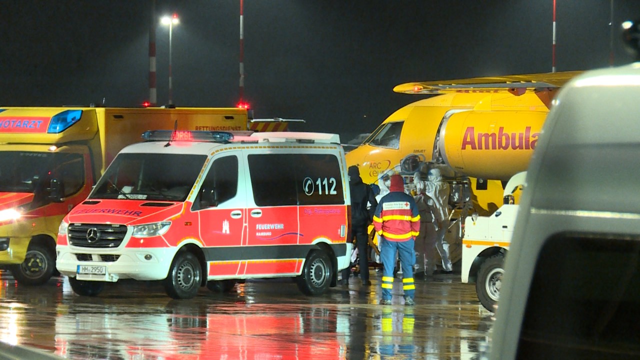 Am Freitagabend sind erste Corona-Patienten aus Bayern am Flughafen Hamburg gelandet. 