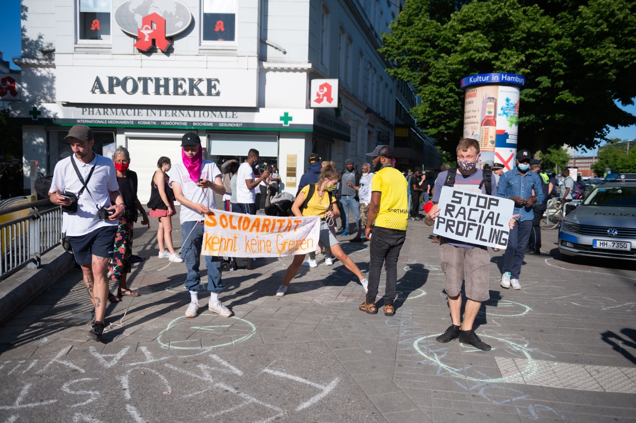 Nahe dem Hauptbahnhof in Hamburg gab es eine Kundgebung der Gruppe „Lampedusa in ﻿Hamburg“.