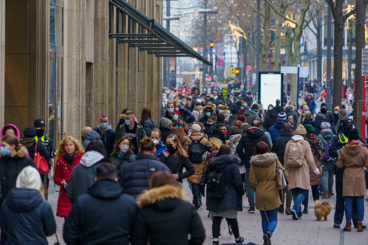 Menschen in der Mönckebergstraße in Hamburg am 2. Advent.