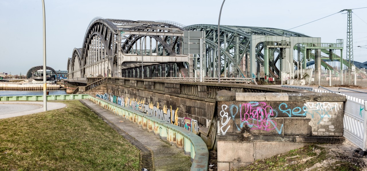 Ein zentraler Engpass im Schienenverkehr: Die Elbbrücken in Hamburg für Züge, rechts im Bild. Ganz links ist die S-Bahn-Station Elbbrücken zu sehen, in der Mitte die Freihafenbrücke für den Autoverkehr.