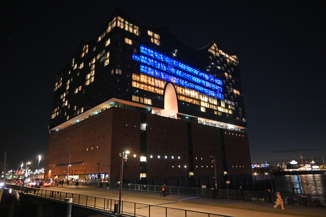 Als Zeichen der Solidarität mit der Ukraine ließ Hamburg die Elbphilharmonie blau und gelb beleuchten.