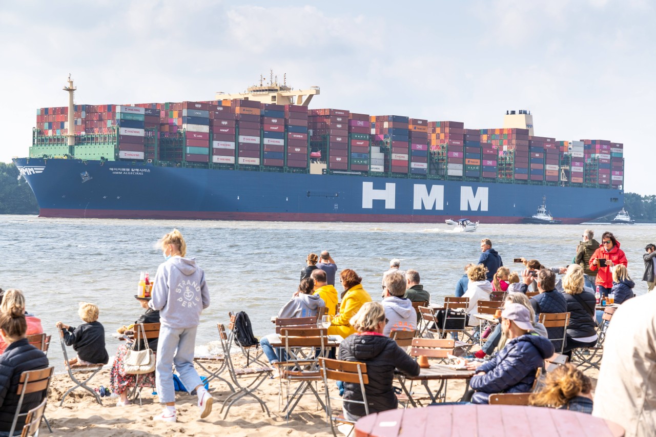 Der Elbstrand ist bei Einheimischen und Touristen gleichermaßen beliebt.