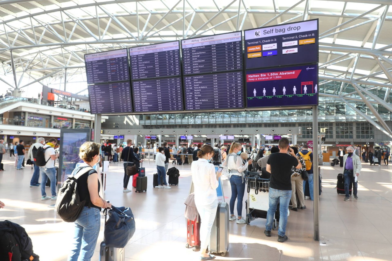 Passagiere müssen sich am Flughafen in Hamburg diesen Dienstag wieder auf lange Wartezeiten und Flugausfälle einstellen. 