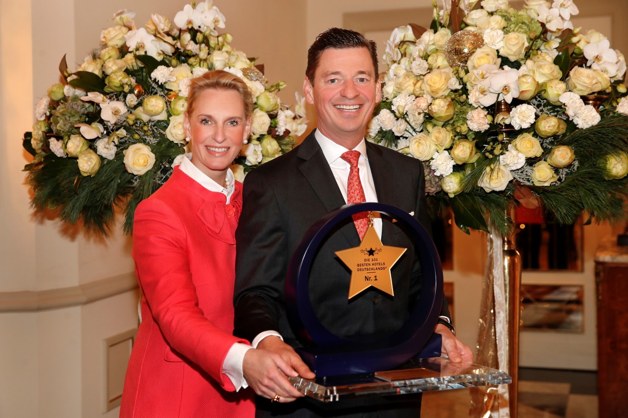 So sehen Sieger aus: Hoteldirektor Ingo Peters vom „Vier Jahreszeiten“ wurde mit dem ersten Platz für das beste Hotel Deutschlands belohnt. Seine Frau Christiane gratulierte ihm.