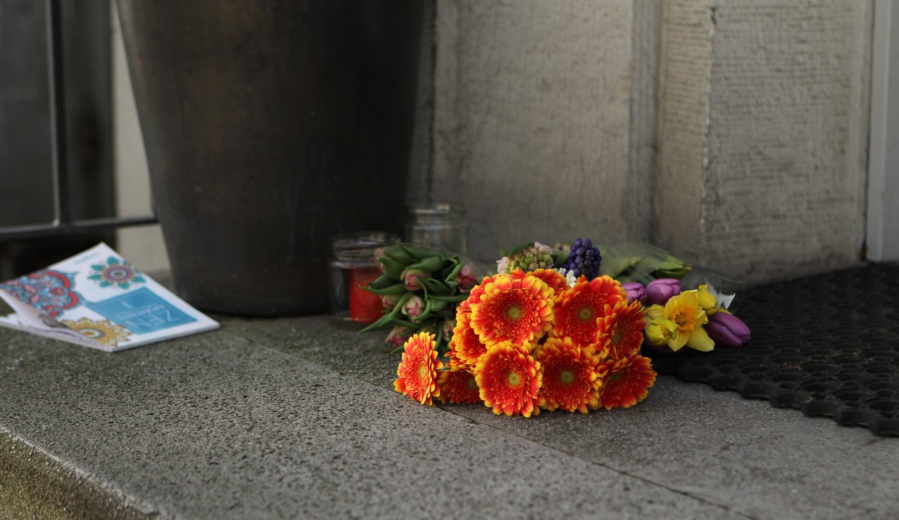 Vor dem Generalkonsulat der Ukraine in Hamburg wurden Blumen niedergelegt. 