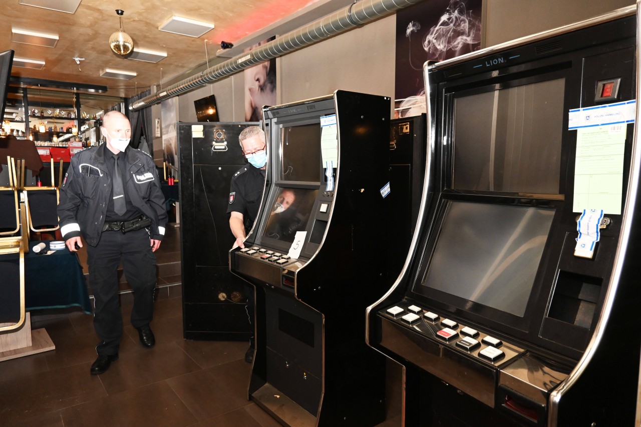 Illegal aufgestellte Glücksspielautomaten in einem Lokal in Hamburg-Harburg.