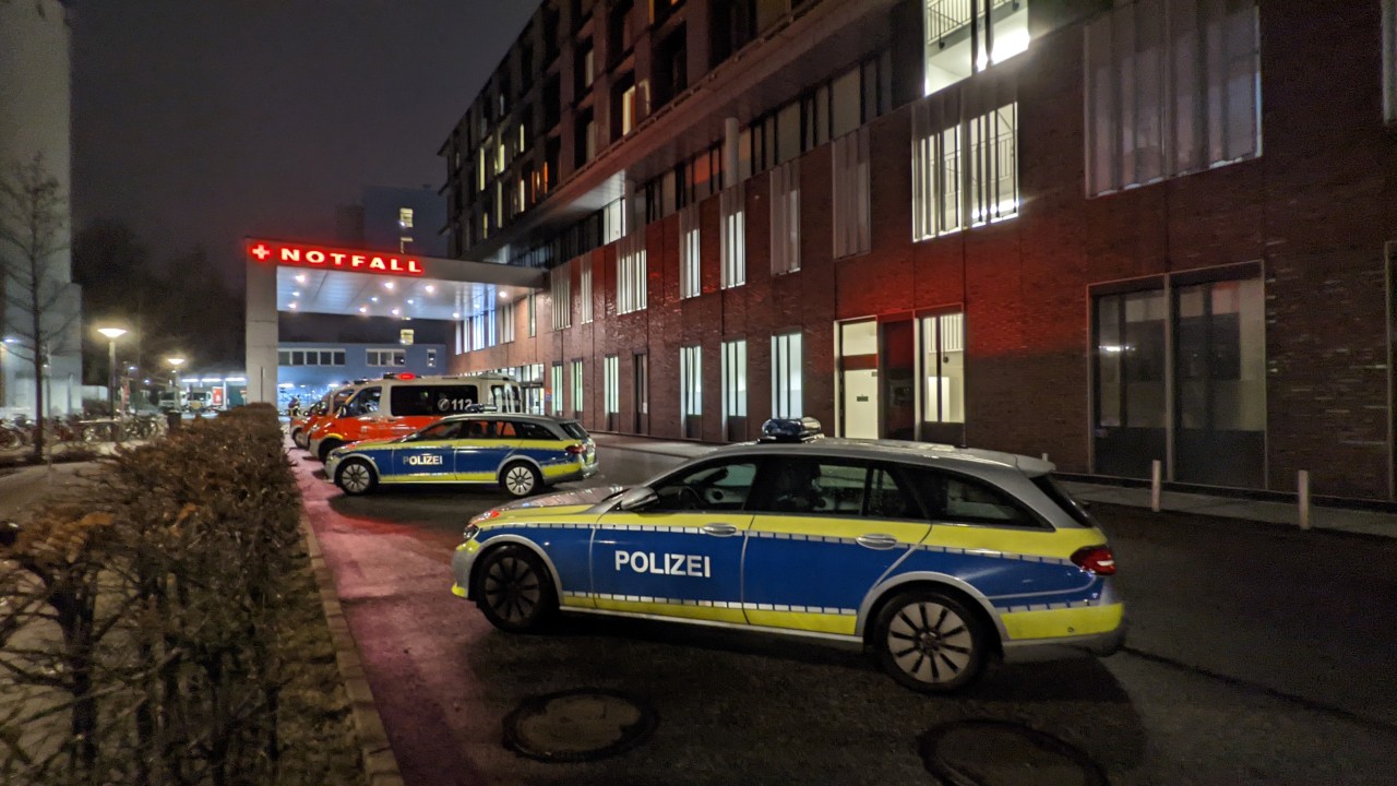 Rettungskräfte vor dem UKE in Hamburg nach den Vorfällen im HVV.
