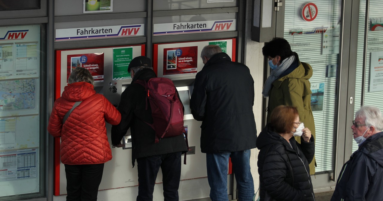 Hamburg: 3,40 Euro kostet eine normale Einzelfahrkarte im HVV am Automaten. So viel wie in keiner anderen deutschen Stadt.