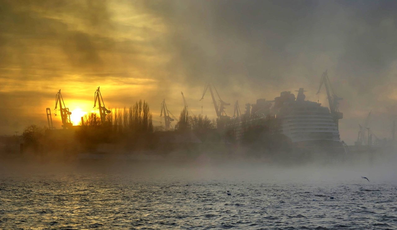Dichter Nebel im Hafen von Hamburg.