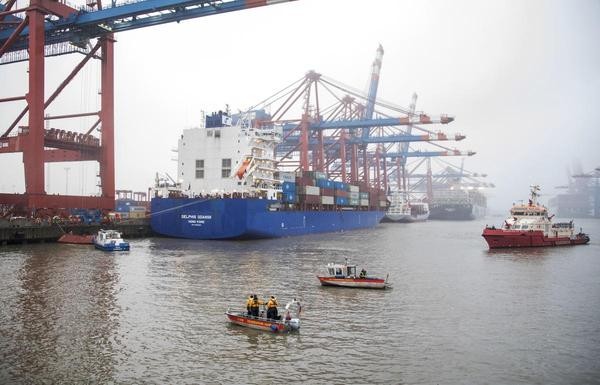 Hamburg: Großeinsatz der Feuerwehr im Containerhafen der Hansestadt 