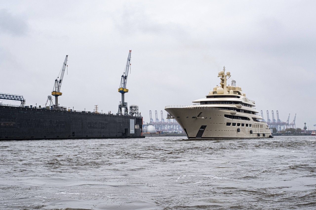 Die riesige Yacht im Hafen von Hamburg.