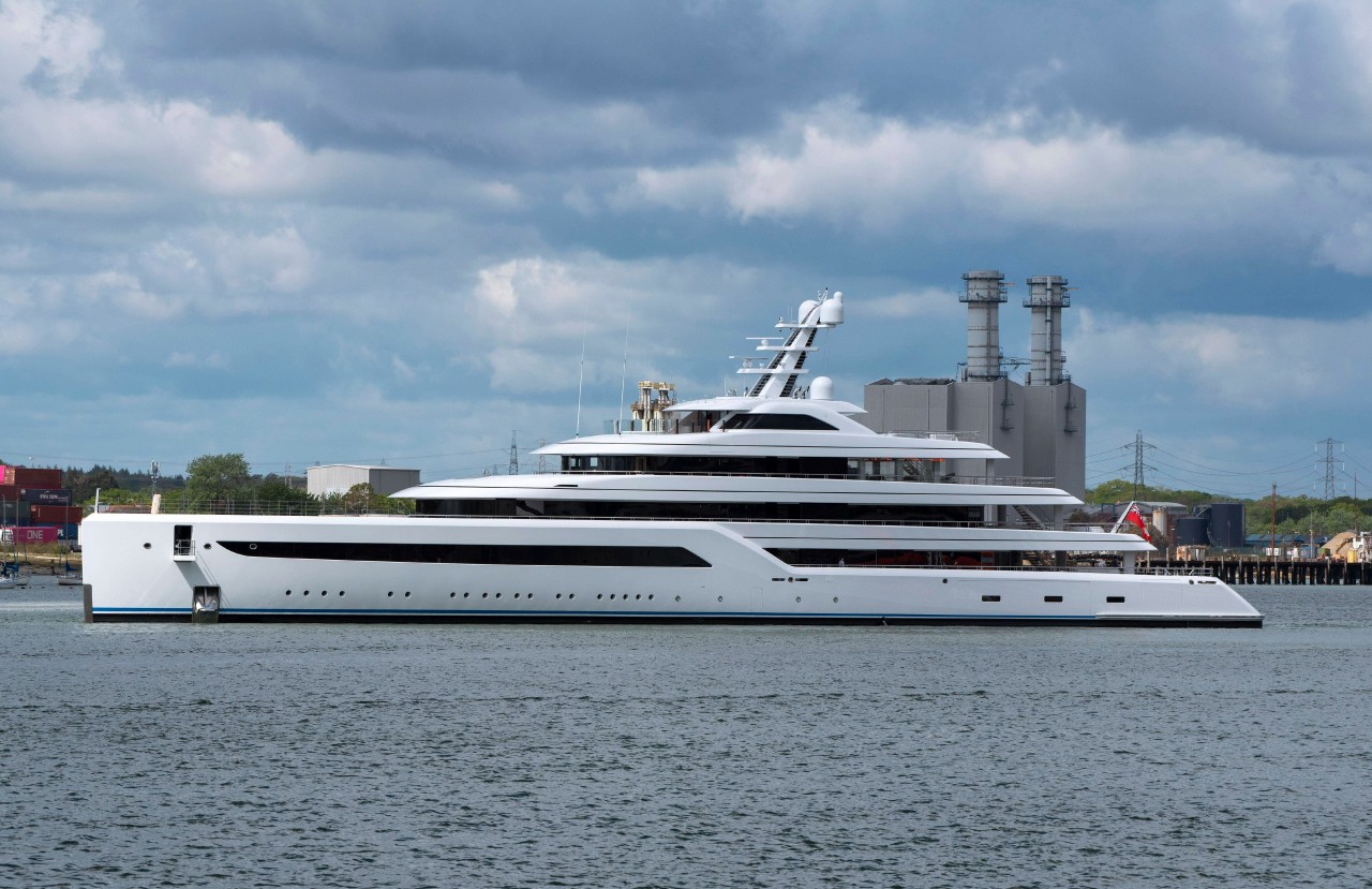 Die Super-Yacht Dilbar von der Seite.