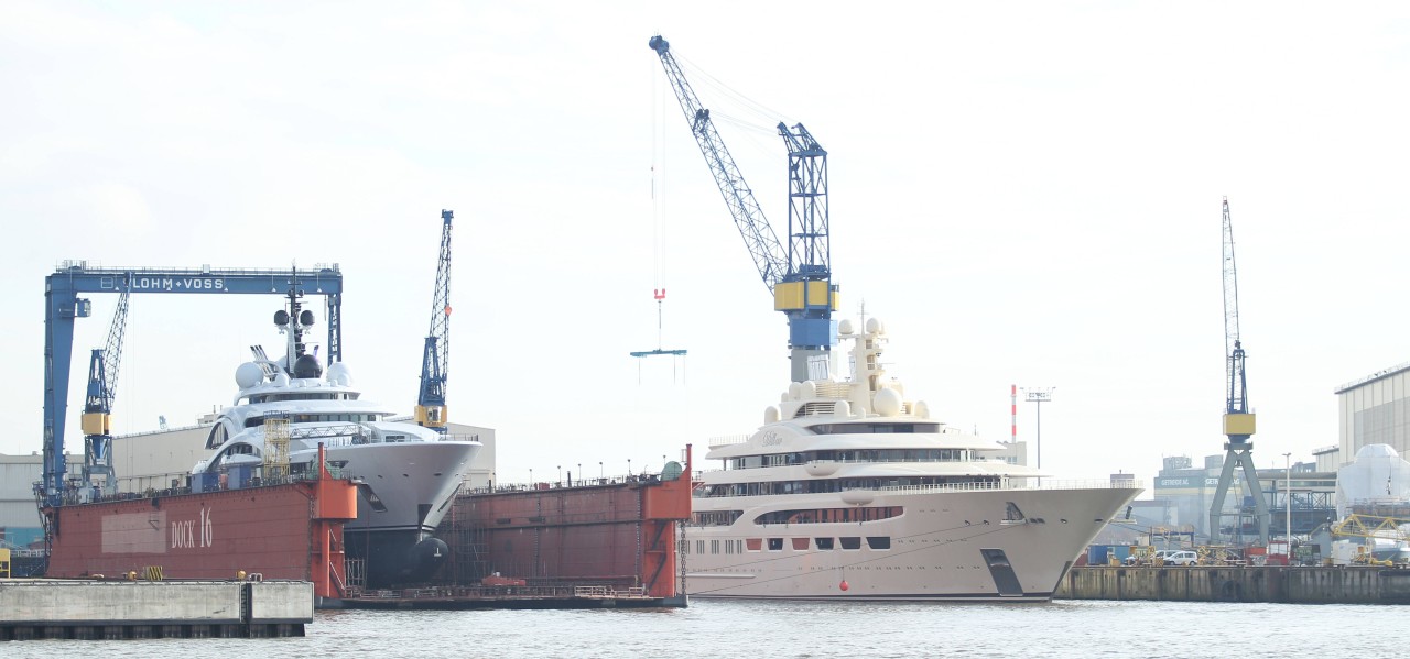 Hamburg Hafen: Die 800 Millionen Euro teure Yacht Dilbar des russischen Milliardärs Alischer Usmanow liegt im Werfthafen von Blohm und Voss.