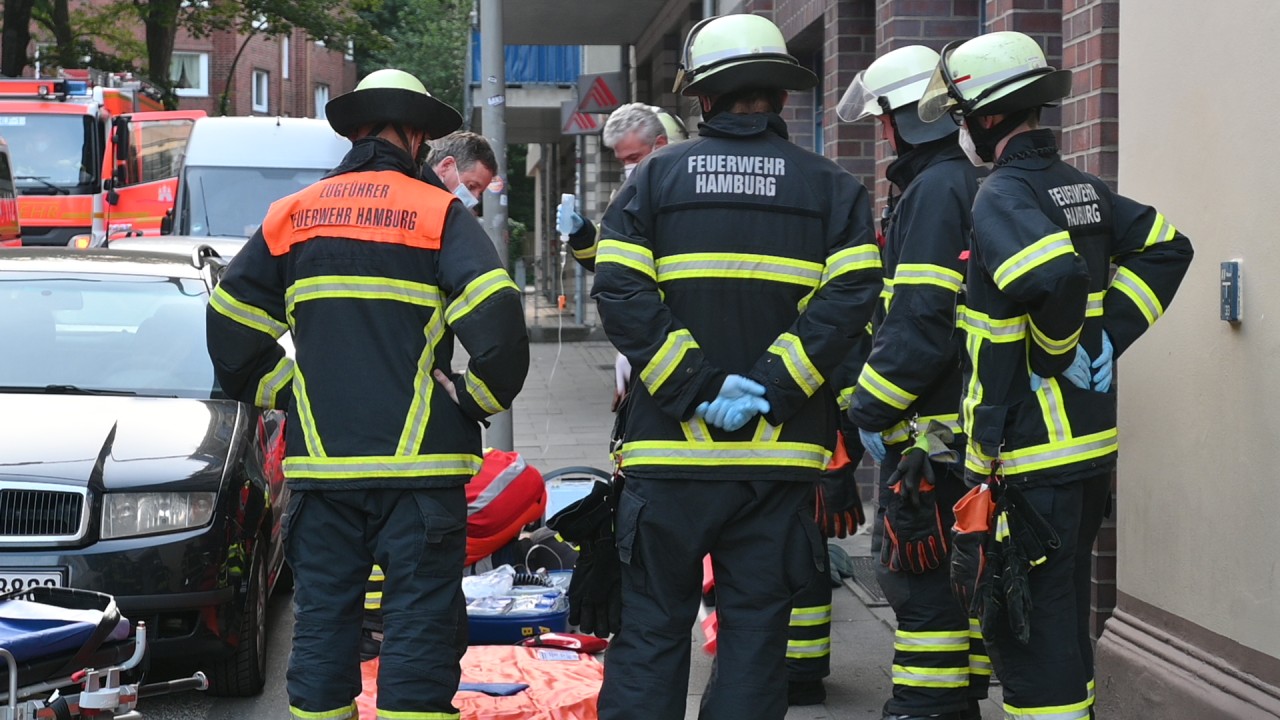 Einsatzkräfte in Hamburg-Harburg versorgen den Mann.