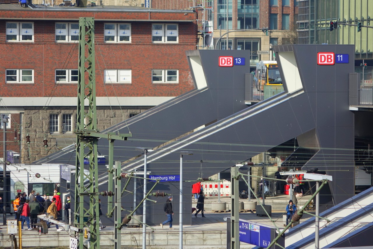 Die neuen Treppen am Hamburg Hauptbahnhof führen direkt auf die Steintorbrücke. 