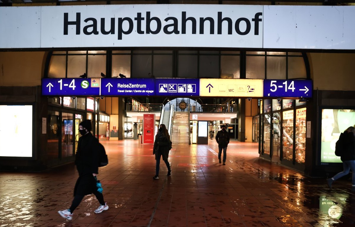 Hamburg Hauptbahnhof Mann Polizei.jpg