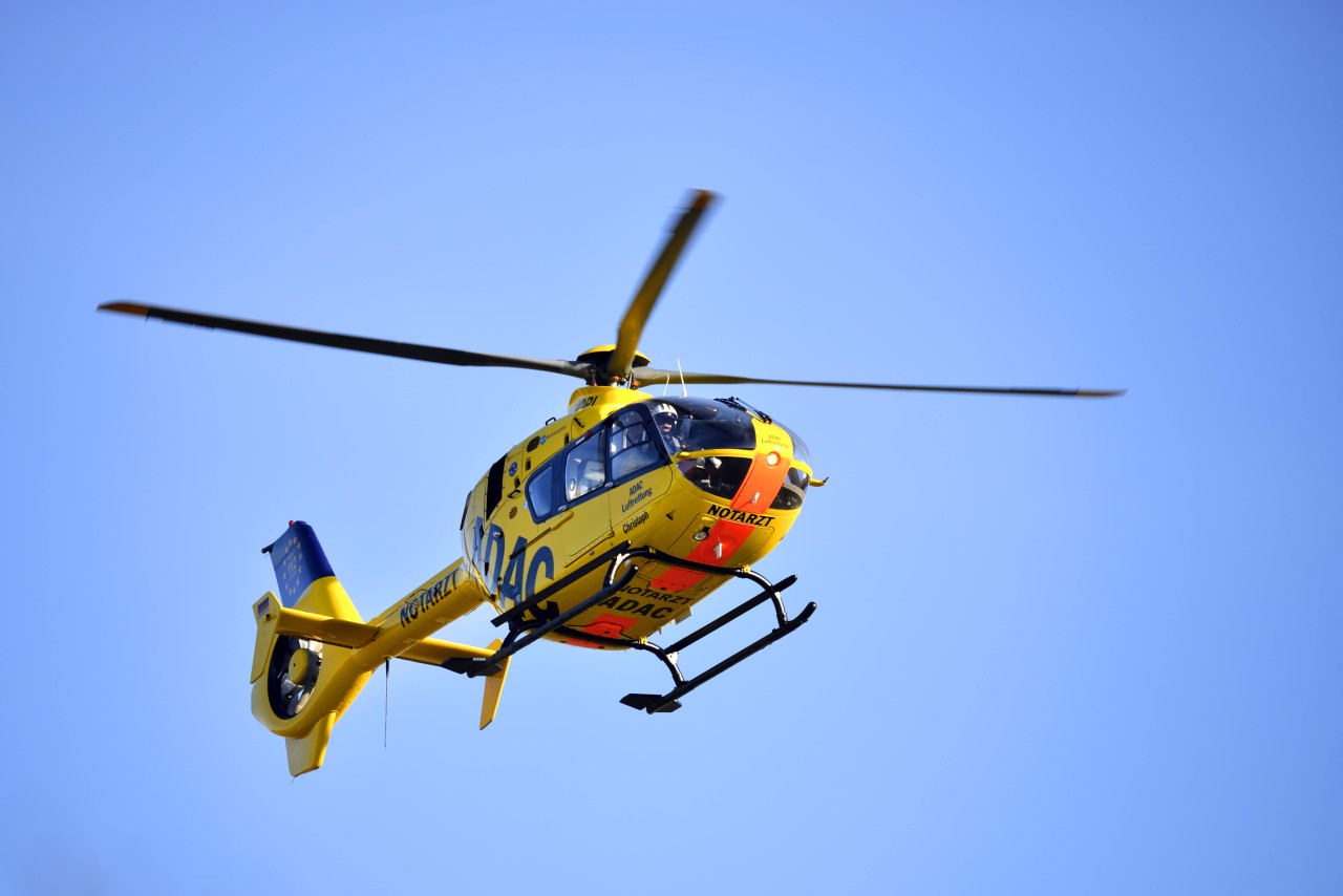 Der verletzte Mann wurde mit einem Hubschrauber in ein Krankenhaus geflogen. (Symbolfoto)