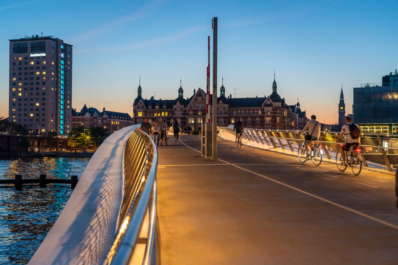 Radfahrer auf der Rad- und Gehwegbrücke Lille Langebro über den Hafen in Kopenhagen.