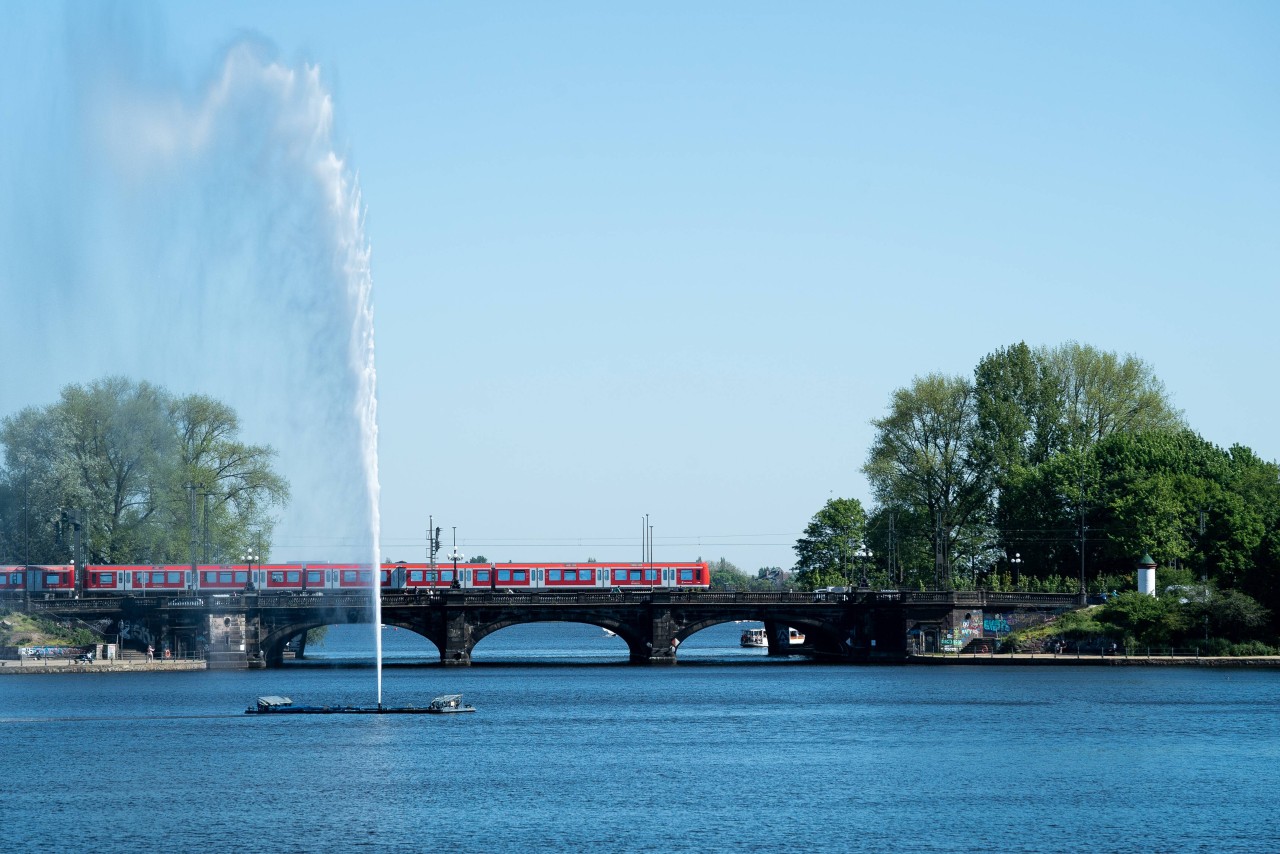 Die berühmte Lombardsbrücke an der Alster in Hamburg. 