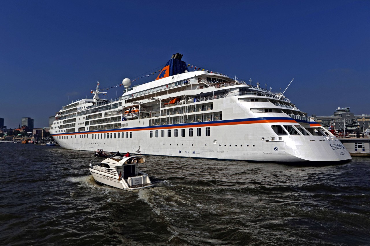 Die „MS Europa“ der Reederei Hapag Lloyd Cruises im Hafen von Hamburg (Archivbild) 