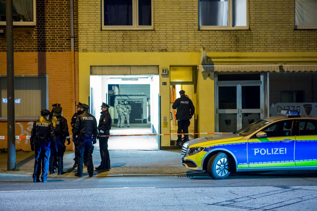 Eine Szene aus dem November 2018: Einsatzkräfte der Polizei sind vor einer Wohnung im Einsatz. Eine Frau ist im Hamburger Stadtteil Barmbek von ihrem Nachbarn mit einem Messer angegriffen und verletzt worden.