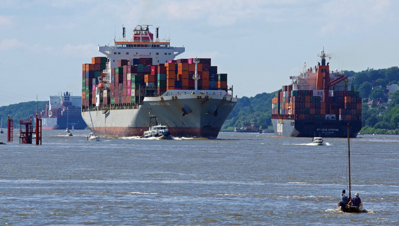 Der Hafen von Hamburg: Containerschiffe beim Ein- und Auslaufen.