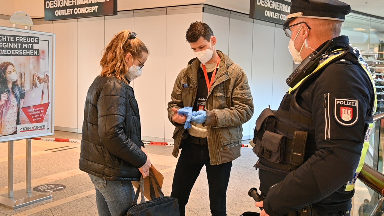 Beamte der Polizei sichern den Tatort im Phoenix Center in Hamburg.