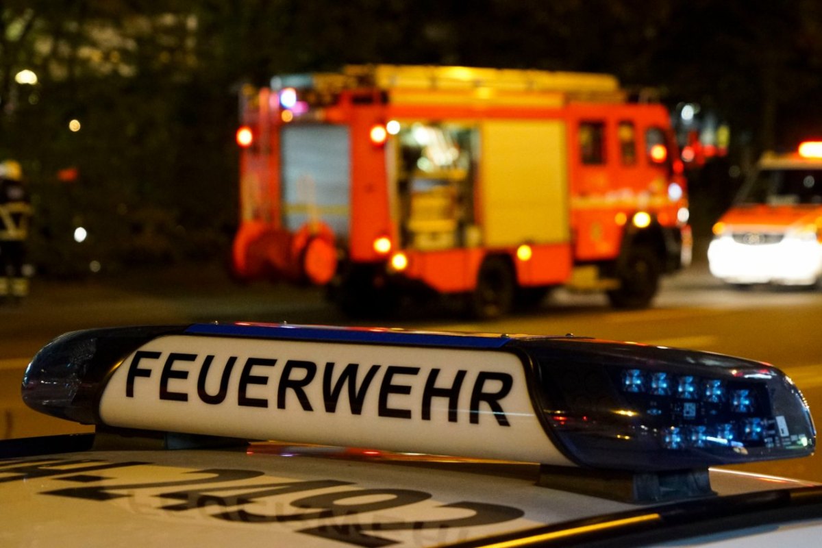 Hamburg Polizei Feuerwehr Wohnung Einsatz Krankenhaus Balkon