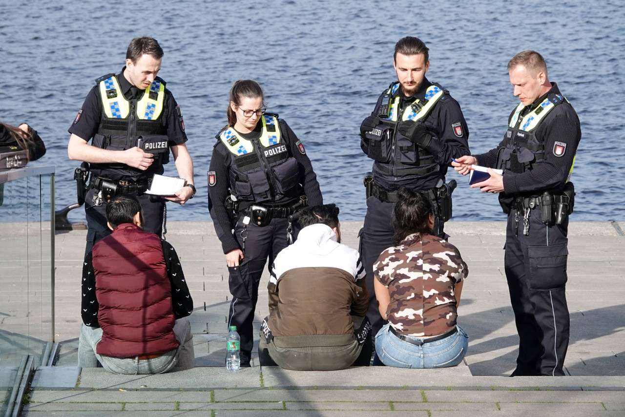 Polizisten aus Hamburg überprüfen bei einem Streifgang die Einhaltung der Corona-Maßnahmen. 