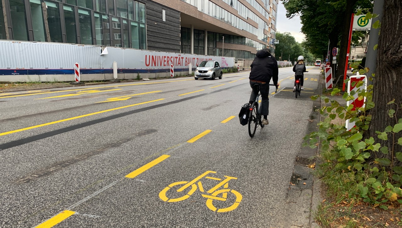 Radfahrer auf der neuen Spur vor dem Geomatikum-Neubau beim Schlump in Hamburg.