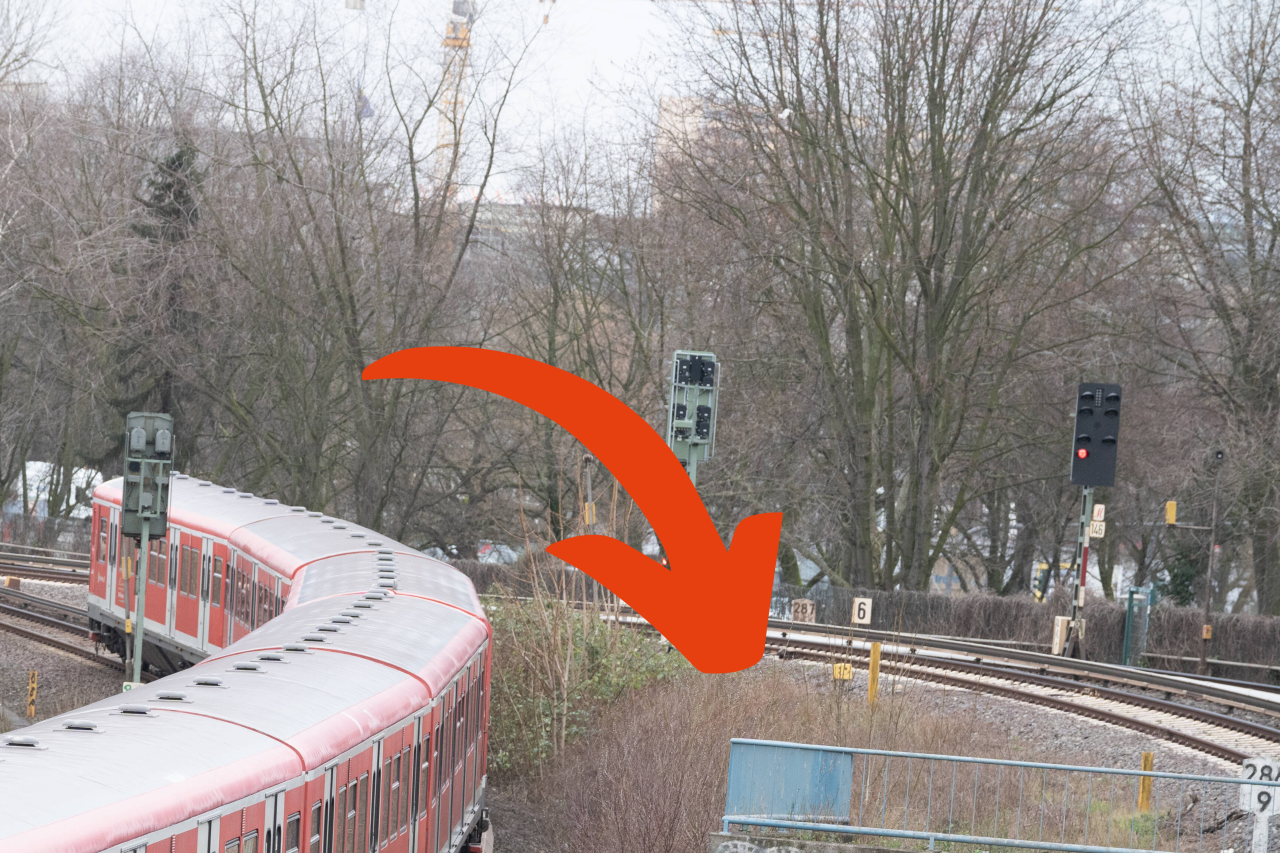 Direkt am Bahndamm in Hamburg-Harburg hoben Demonstranten ein „Grab“ für Wladimir Putin aus.