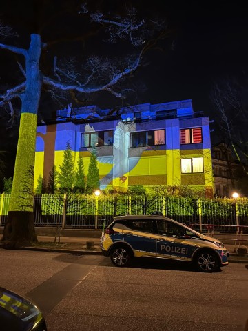 Das russische Generalkonsulat in Hamburg erstrahlt in den Farben der Ukraine. 