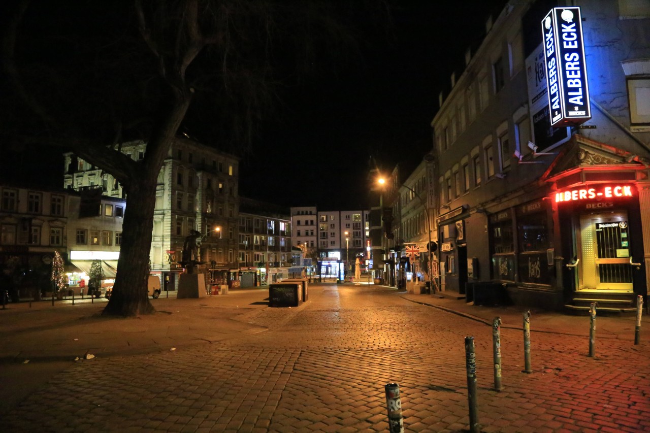 Der leere Hans-Albers-Platz in Corona-Zeiten. Hier wird nicht nur gefeiert, sondern auch gewohnt.