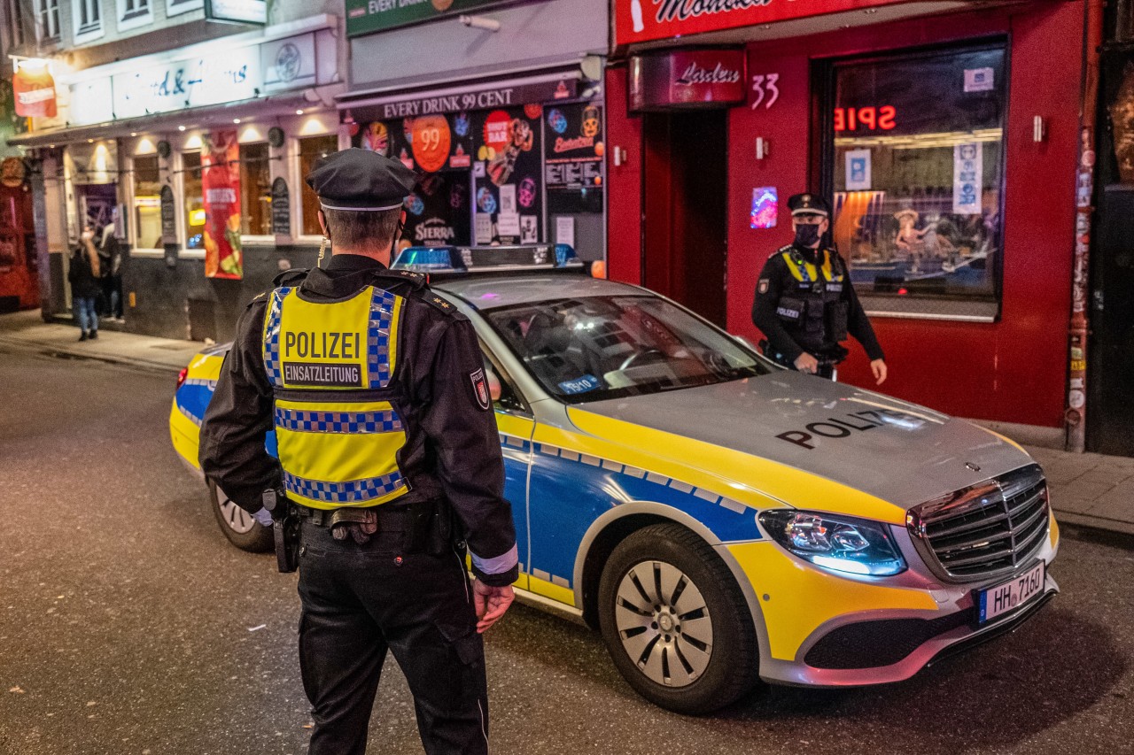 Zwei Polizisten sind am Samstagabend im Bereich der Reeperbahn in Hamburg im Einsatz.