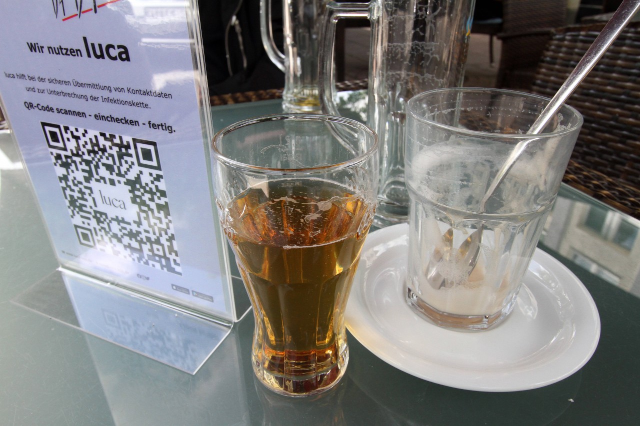Eine Registrierung mit der Luca App gehört zum Restaurantbesuch in Hamburg dazu (Symbolbild). 