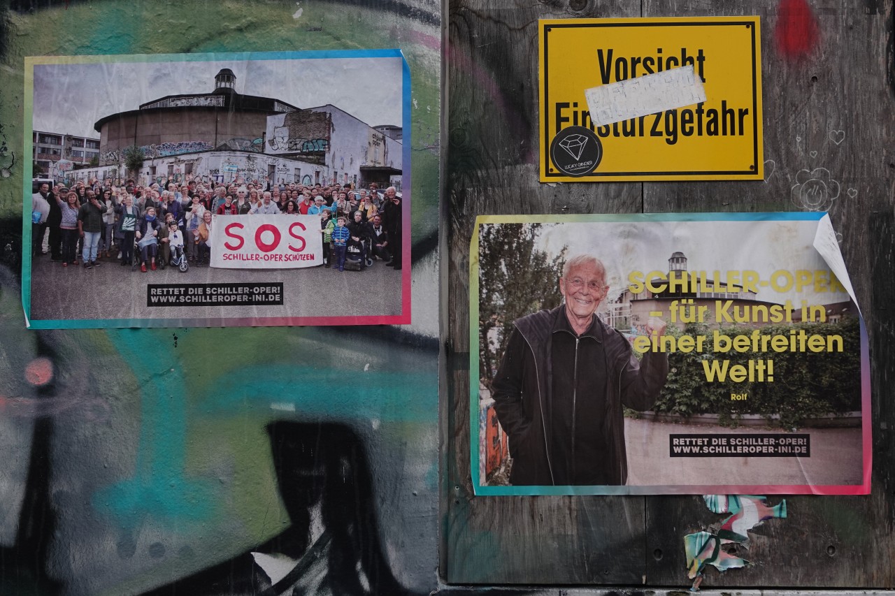 Plakate von Protesten gegen den Abriss der Schilleroper hängen an der mit Graffitis besprühten Wand des Gebäudes in Hamburg.