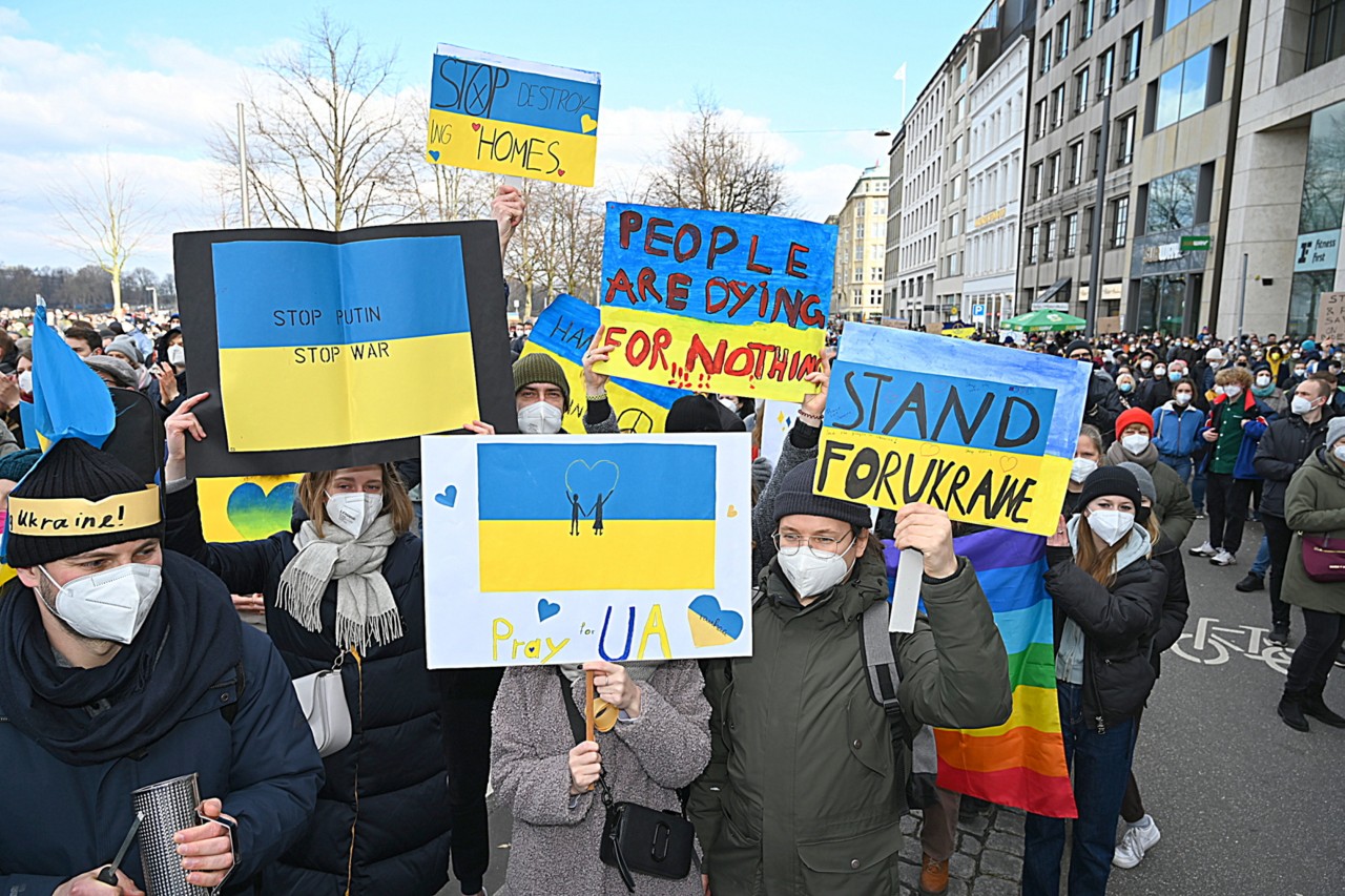 Menschen in Hamburg protestieren gegen den Krieg in der Ukraine.