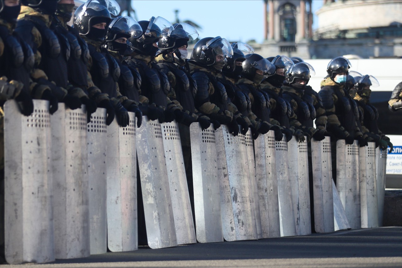 Polizei blockiert die Straße während einer Demonstration gegen den russischen Militäreinsatz in der Ukraine.
