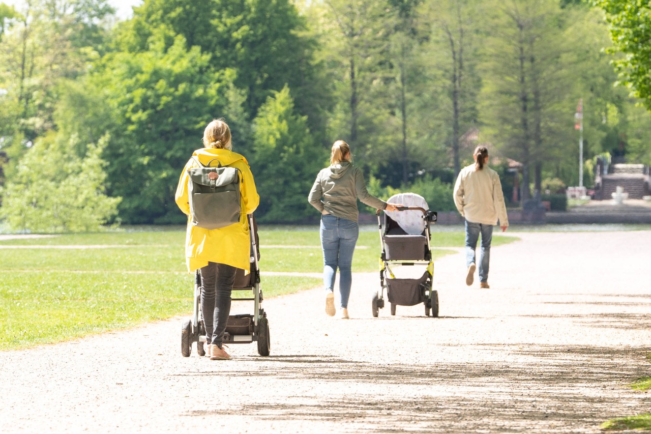 Spaziergänger im Stadtpark Hamburg.