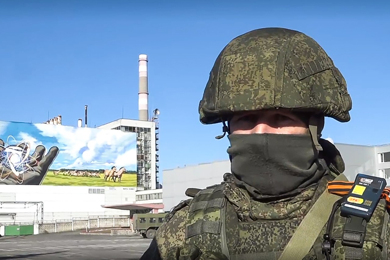 Ein russischer Soldat am zerstörten Reaktor in Tschernobyl.