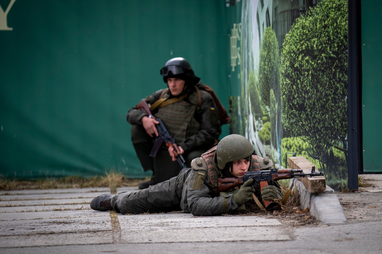 Ukrainische Soldaten beziehen Stellung in der Innenstadt.