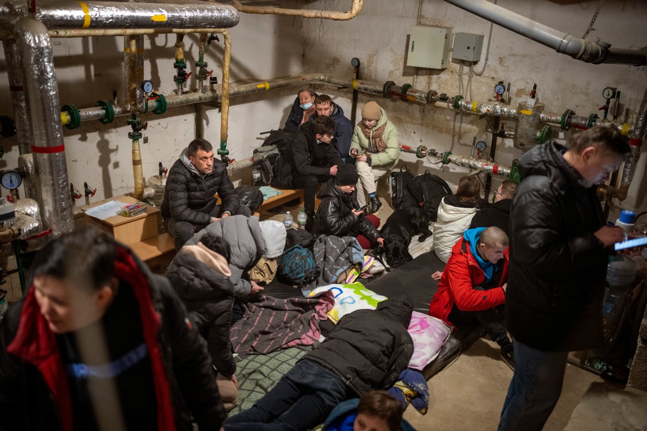Menschen in der Ukraine suchen Schutz in einem Keller eines Gebäudes, während die Sirenen neue Angriffe ankündigen.