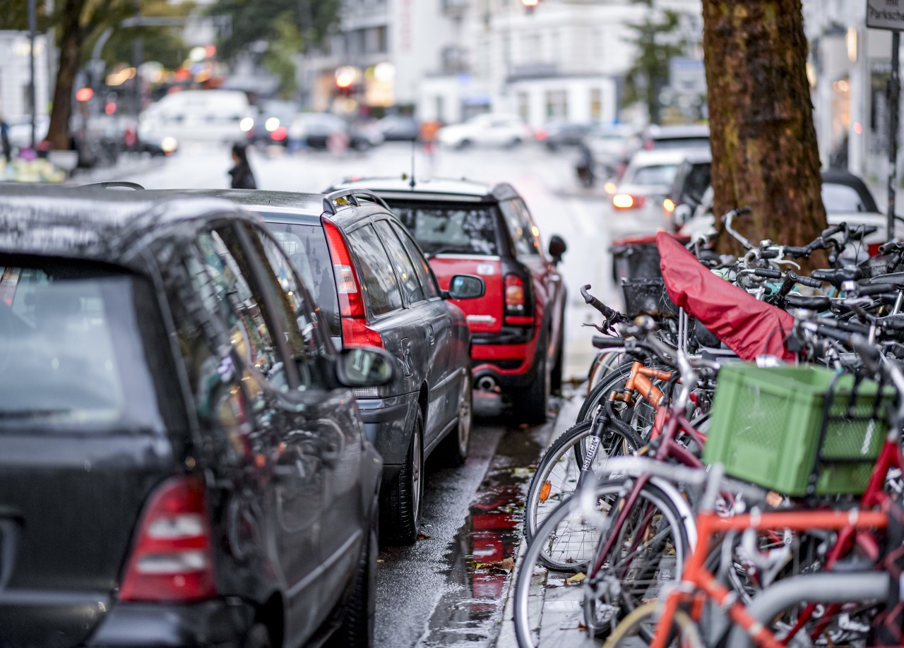 Autos, die in Hamburg in zweiter Reihe parken.