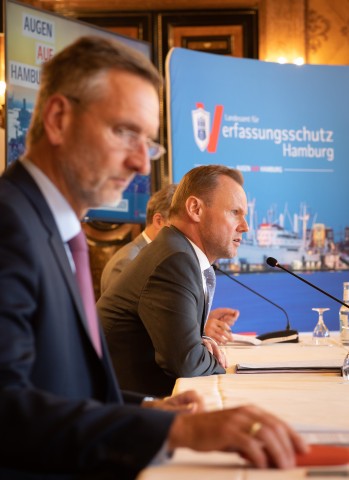Innensenator Andy Grote (rechts) und Chef des Verfassungsschutz Torsten Voß (links).
