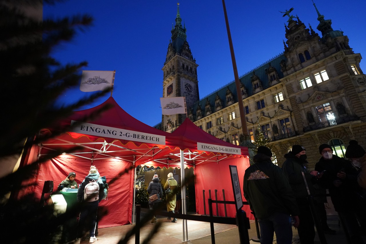 Auf den Weihnachtsmärkten in Hamburg finden 2G-Kontrollen statt.