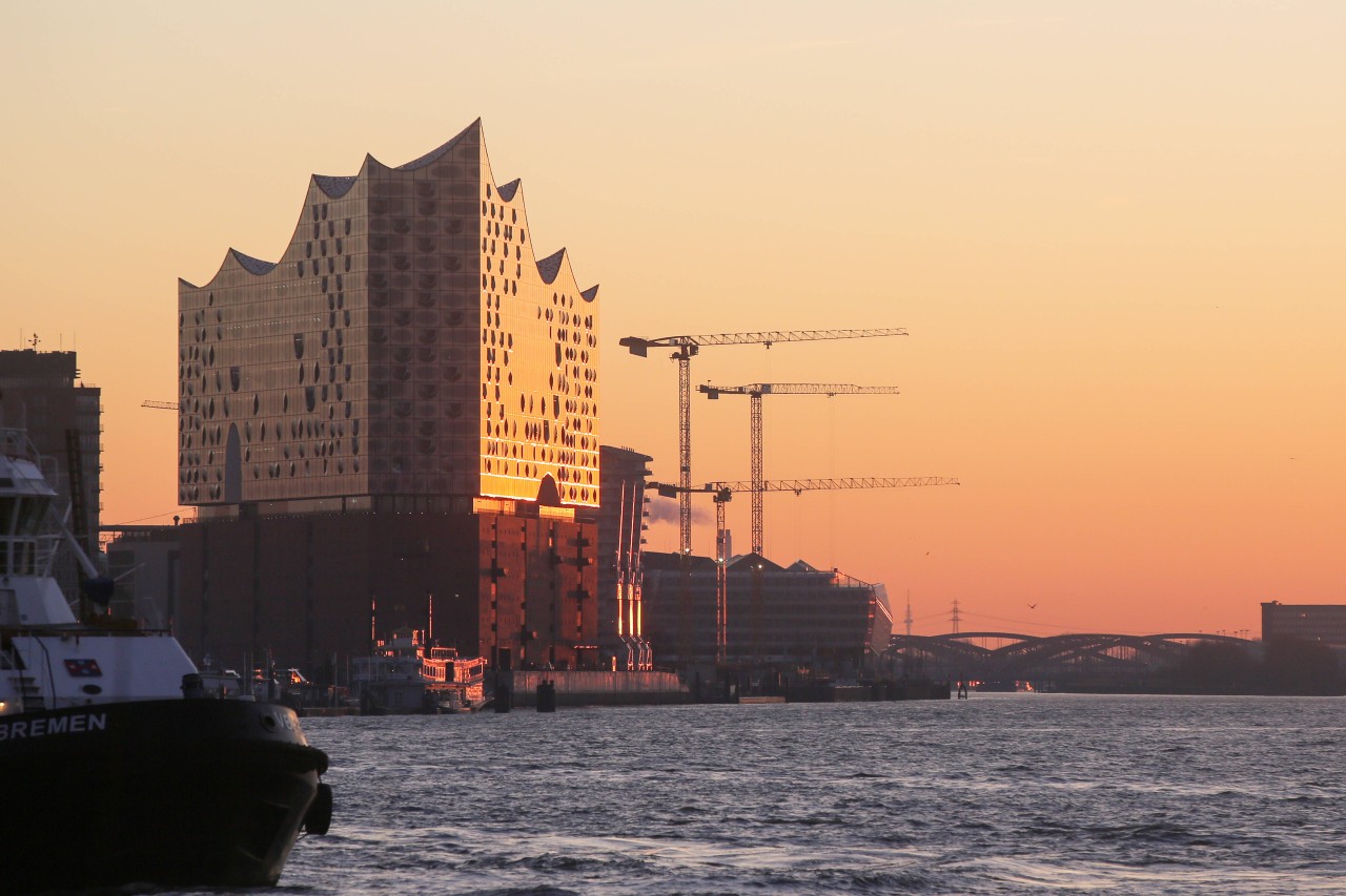 Blickt auf die Elbphilharmonie am frühen Morgen bei klarem Wetter.