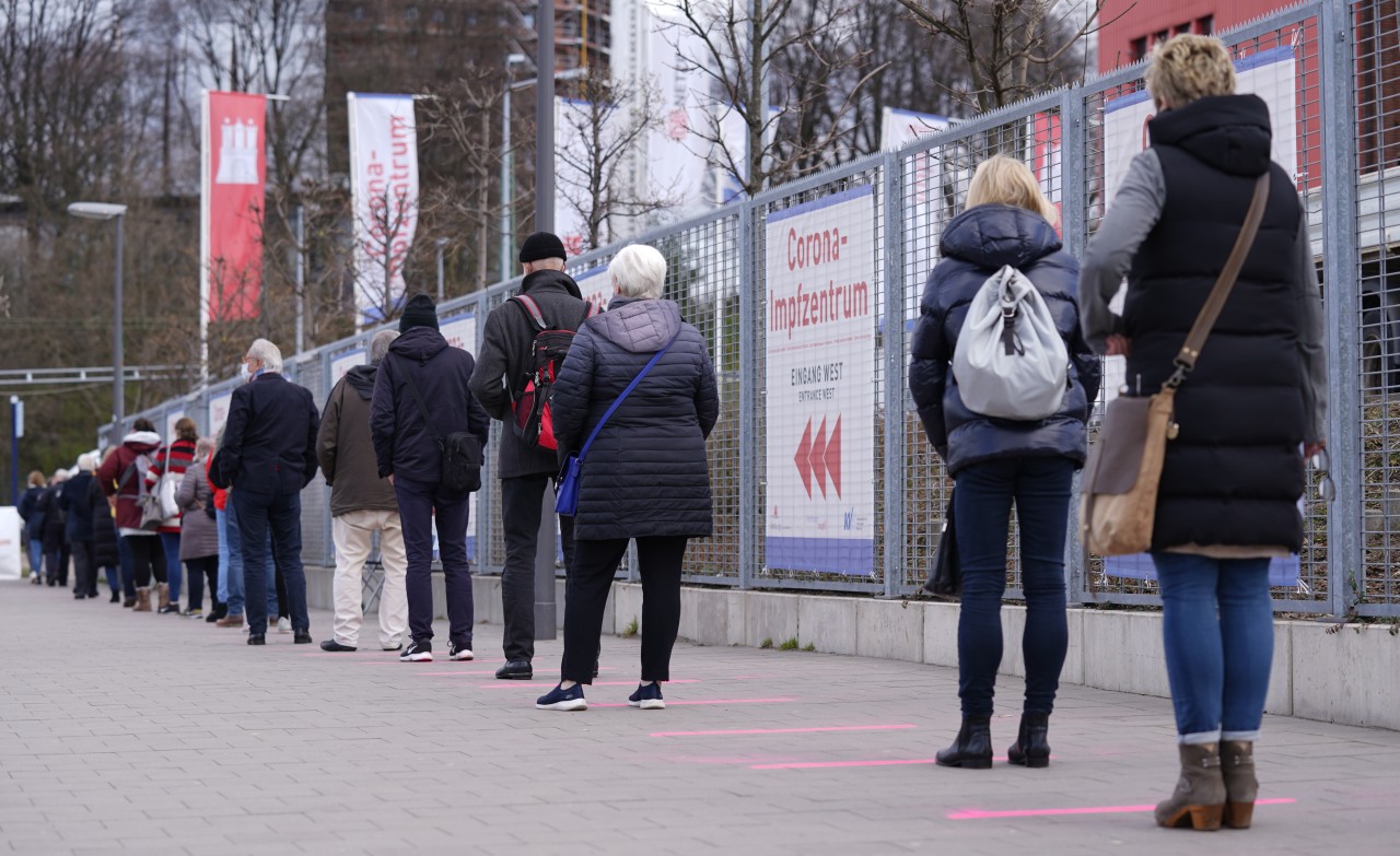 Menschen stehen Schlange vor dem Impfzentrum Hamburg.